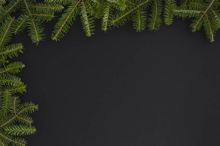 在黑色背景上孤立的圣诞树。平面铺设模型