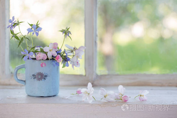 窗台上的杯子里有春天的花
