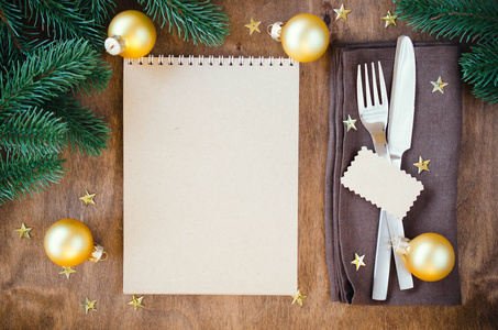 圣诞餐桌设置晚餐与笔记本图片