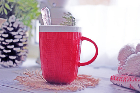 冬季舒适的背景红茶，带装饰羊毛围巾手电筒水壶