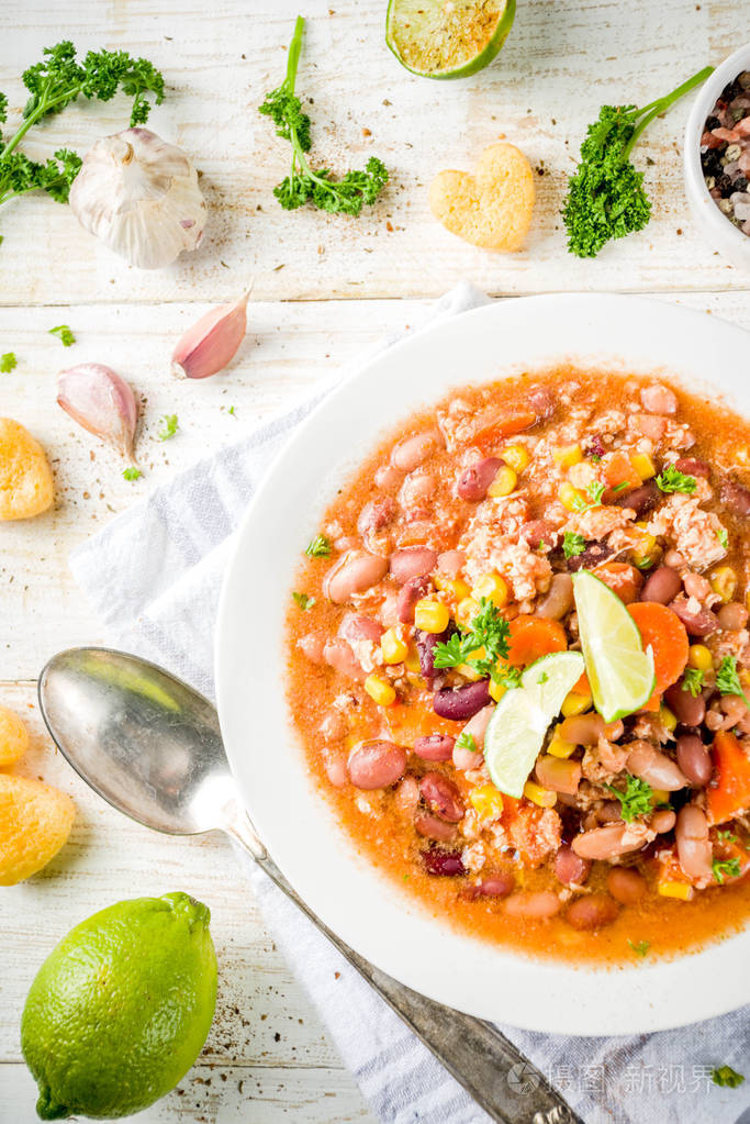 在白色木制背景上的盘子里的chiliconcarne.