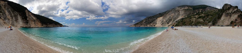 美丽的Myrtos海滩，阳光明媚的一天，在希腊凯法洛尼亚岛上的爱奥尼亚海上有清澈的绿松石水。
