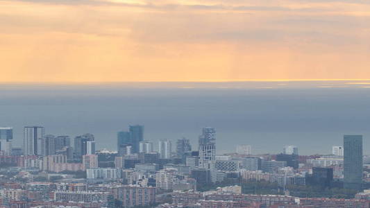 巴塞罗那的全景在日出时间推移，西班牙从卡尔梅尔的掩体在一个多云的早晨与光线。 从山顶俯瞰莫雷恩建筑。 五彩缤纷的天空