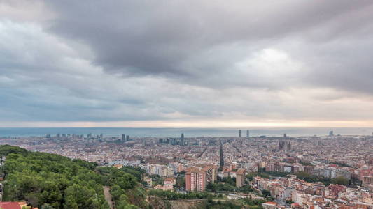 巴塞罗那的全景在日出时间推移，西班牙从卡尔梅尔的掩体在一个多云的早晨与光线。 从山上俯瞰高空。 五彩缤纷的天空