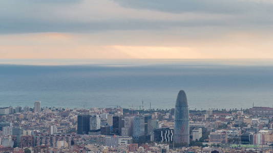 巴塞罗那的全景在日出时间推移，西班牙从卡尔梅尔的掩体在一个多云的早晨与光线。 从山上俯瞰摩天大楼。 五彩缤纷的天空