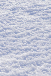 新鲜雪的背景。 自然冬季背景。 蓝色的雪质地