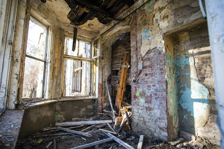 一座旧废弃建筑的内部