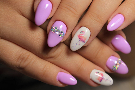 漂亮女性手上的性粉色指甲