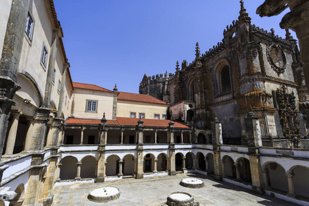 圣詹姆斯修道院建于16世纪初，专门为葡萄牙圣托玛尔修道院的客人和朝圣者提供临时住宿