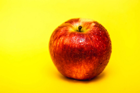 红色大苹果，背景黄色，完美的广告照片。苹果是一种健康的水果。