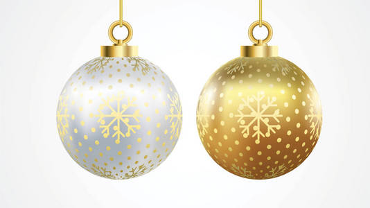 一套带有装饰品的矢量金银圣诞球。收集孤立的现实装饰品。白色背景上的矢量插图。