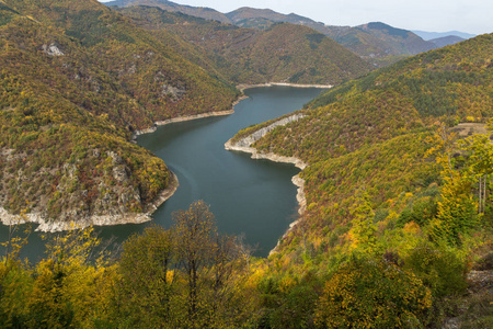 保加利亚Smolyan地区Tsankovkamak水库惊人的秋季景观