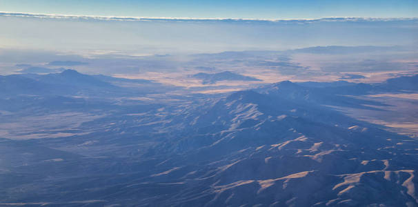 秋天在科罗拉多和犹他州上空飞行的地形落基山景观鸟瞰图。河，山和景观格局的宏大扫视..美国落基山脉和瓦萨奇阵线的俯视图。