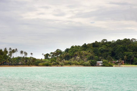 泰国特拉特省热带Koh Chang岛上带有琥珀沙滩岩石椰子树和绿松石的热带景观