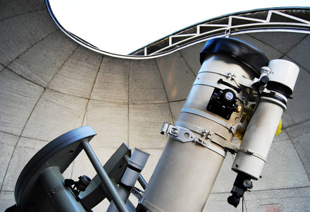 一个大牛顿反射望远镜