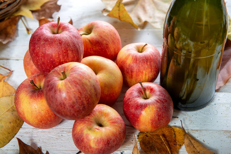 秋天的叶子，有一瓶苹果酒和苹果