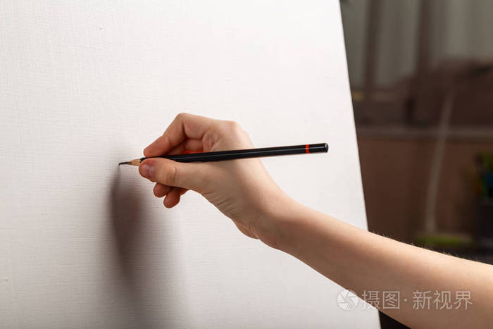 艺术家用铅笔在白纸上作画的裁剪镜头