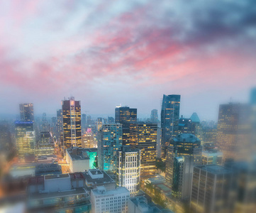 从不列颠哥伦比亚省城市屋顶俯瞰温哥华摩天大楼的夜景。