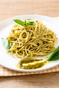 自制意大利面与Pesto酱，橄榄油和罗勒叶。