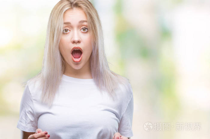 年轻的金发女人在孤立的背景下害怕和震惊,惊讶的表情