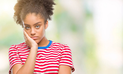 年轻的美国黑人妇女，在孤独的背景下思考，看上去疲惫，厌倦了交叉双臂的抑郁问题。