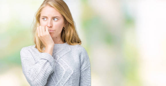 漂亮的年轻女人戴着眼镜，在孤立的背景上微笑，积极地用手和手指做OK标志。成功的表达。