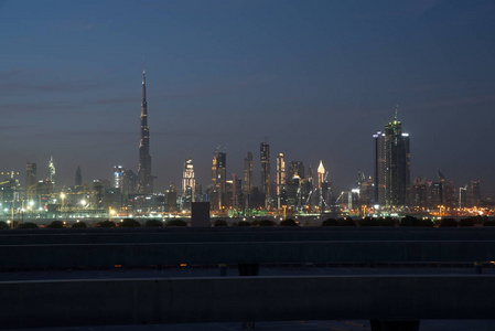 从AlMeydan区迪拜市中心和商务湾区的迪拜夜景