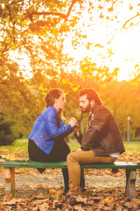 年轻夫妇在秋色公园享受浪漫时光。