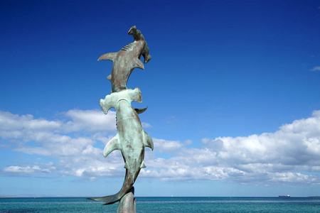 墨西哥海滩附近的海滨长廊叫做马尔康锤打鲨鱼雕像