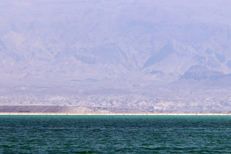 在死海的对岸，你可以看到约旦的群山