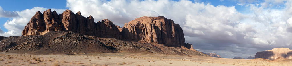 约旦瓦迪朗姆沙漠山脉