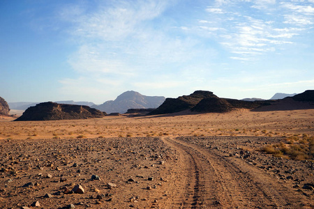 在约旦瓦迪朗姆沙漠的赛道
