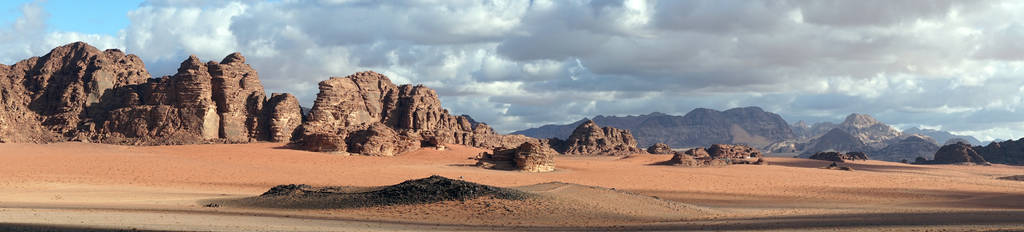 阴影在瓦迪朗姆沙漠约旦