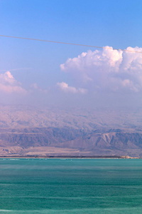 在死海的对岸，你可以看到约旦的群山
