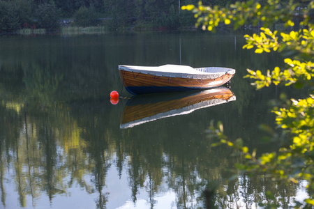 清晨湖上独木船
