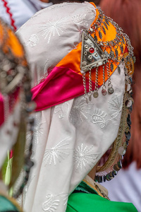 土耳其民间装饰的细节为妇女头部用五彩刺绣。