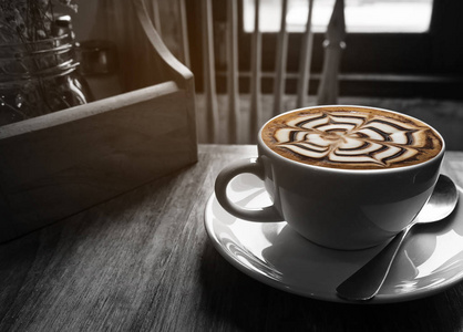 热咖啡杯，有温暖的晨曦，黑白色色调，部分彩色层图片