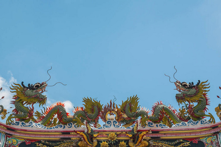 龙雕塑屋顶蓝天背景潮浦雅神社乌顿泰国。