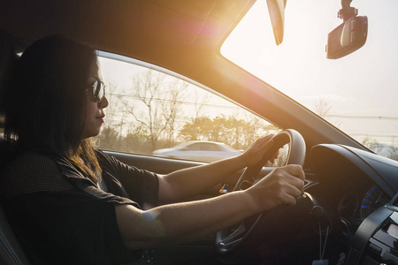 女性双手驾驶汽车