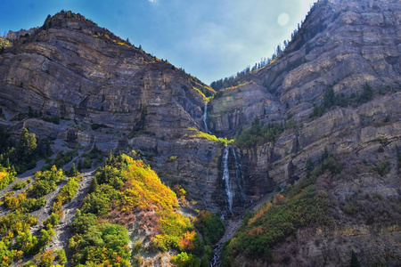 新娘面纱瀑布是一个607英尺高185米的双白内障瀑布在普罗沃峡谷南端，靠近美国犹他州的公路US189。