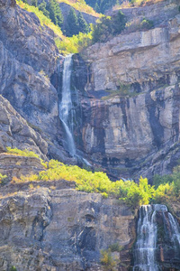 新娘面纱瀑布是一个607英尺高185米的双白内障瀑布在普罗沃峡谷南端，靠近美国犹他州的公路US189。