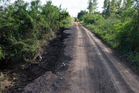 旧路。概念道路在巨大的坑。硬路的象征..大面积地震后道路裂缝