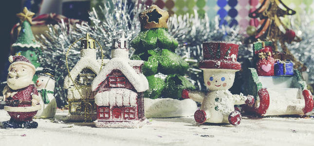 圣诞老人，雪人，房子和雪雪雪橇微型模型工作室拍摄丰富多彩的背景家庭，给予，季节，圣诞节，假日，新年，旅行和聚会的概念