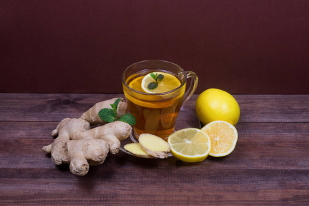 姜茶，柠檬和薄荷放在木桌上。健康的概念。在寒冷的日子里为冬天喝丰富的维生素。
