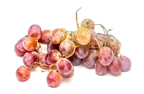 白色背景上成熟的一串葡萄