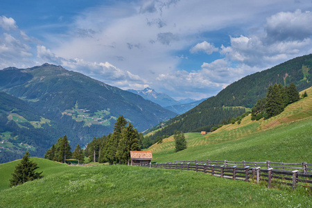 奥地利阿尔卑斯山。 山谷的景色。 泰诺
