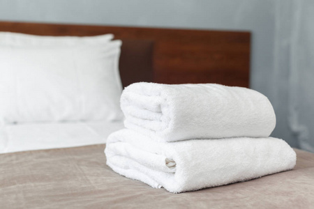 客房内提供白色毛巾，供酒店客户使用