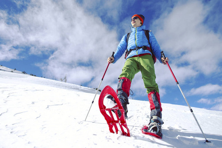 冬天用雪鞋在山上徒步旅行。