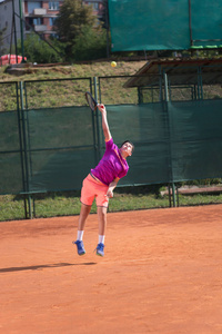 年轻的网球运动员发球