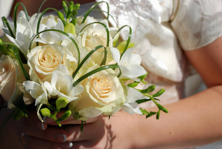 新娘花束的新鲜玫瑰在桌子上。婚礼花式, 花式装饰声明